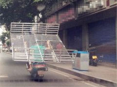 演杂技？男子坐着摩托紧握“巨型风筝”上路