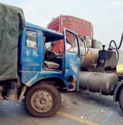 两辆货车“T字型”相撞  满地玻璃碎渣