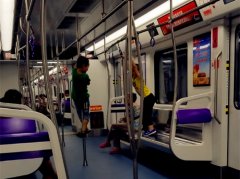 两男童将车厢当游乐园  跳踩座椅攀爬护栏