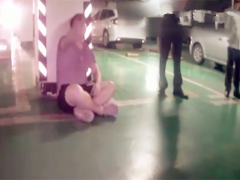 业主与保安在车库里对打 双方互不相让