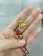 去年买的黄金吊坠断了  店方表示只能以旧换新