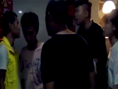 外卖小哥急着送餐 敲坏住户的门引发争吵