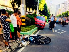 小车骑上路边花坛 不远处还有辆摩托侧翻倒地