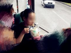 女子公交上边听歌边吃煎包   味道弥漫整个车厢