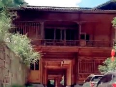 重庆现“汽车穿楼”奇景  网友：不愧是8D魔幻地形