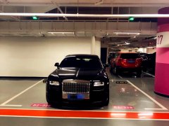 车库里停着两辆豪车 姿势不同引吐槽