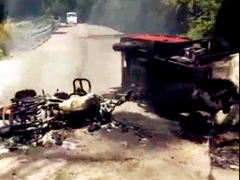 摩托车与三轮车相撞 倒地起火