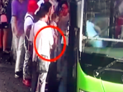 女子抱娃坐公交回家 进门发现钱包不见了