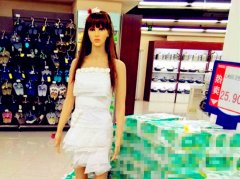 超市大妈又现神作 用纸巾打造逼真短裙