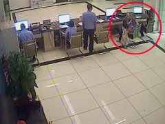 4岁女孩凌晨离家找妈妈 父亲睡梦中被惊醒