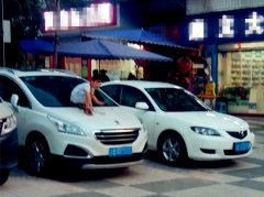 男童把小车车身当游乐园 滑来滑去停不下来