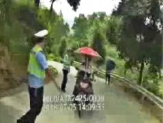 烈日中喝啤酒开摩托 多名驾驶员被查