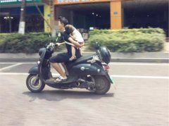 男子单手开车 另一只手托着熟睡孩童