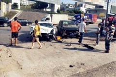 两车相撞失控殃及路边车辆 现场残片满地