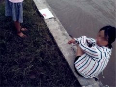 小女孩情绪低落欲跳江  路人奋不顾身将她救下