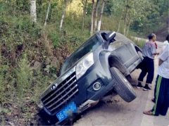 黑色轿车卡在路边小沟里 姿势略显尴尬