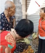 大爷与卖菜女子当街起冲突   手臂受伤