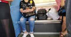 座椅秒变“储物柜”  周围乘客却站着