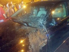 花盆从天而降   砸中楼下豪车