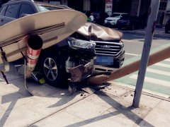 轿车冲出道路   人行道前撞上路杆