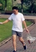 男子边晨练边捡垃圾   被赞“那小伙真帅”
