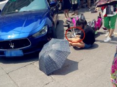 女子骑电瓶车撞上豪车  摔倒在地淡定看手机