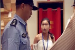 女大学生店内行窃   穿着偷来的衣服闲逛时被逮个正着