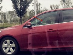 驾驶室坐着两个人 男子竟与小孩一起开车