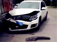 两车当街“相吻”  白色轿车车牌被撞变形