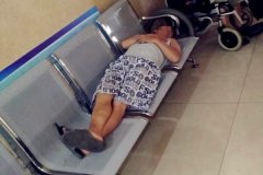 男子大厅内占用3个座椅不脱鞋  躺在上面呼呼大睡