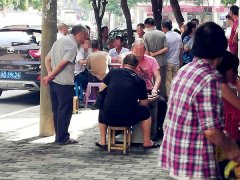 大爷大妈人行道上打牌下棋  路人觉得不妥