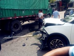 两车头尾相撞  上演“碰碰车”大战