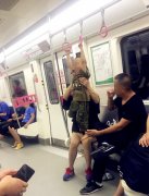 危险！小孩车厢内踩在大人身上玩吊环