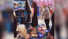 酷毙了！大爷玩跳舞机动作灵敏不输身旁的美女