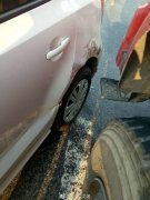 大货车任性随意变道 与直行车发生擦挂