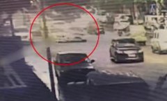 出租车起步不礼让 刚走两步撞上直行车