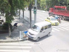 面包车撞坏护栏 扬长而去