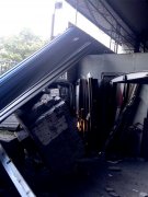 小货车失控冲进路边厂房 目击者：另一边是悬崖