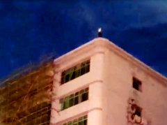 男子七夕夜高楼楼顶徘徊 引居民驻足围观