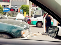 小车冲破数米隔离护栏 车头损毁横停路上