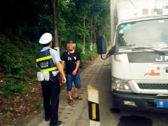 大货车内环快速路上抛锚 司机用灭火器充当警示牌