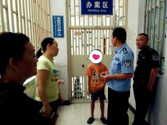 男孩深夜打车却不知家在何处 民警火速助其归家