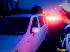 车辆逆行很危险 民警及时制止保安全