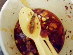 烧烤店打包的豆腐里吃出虫  全身沾满油