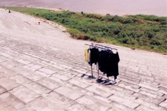 市民将衣服晾在江边暴晒  网友：合理利用太阳能