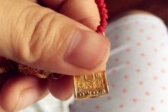 市民买的黄金手链  咬了几下却变了色