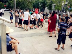 新郎街头被要求背着新娘踩指压板  路人：娶媳妇也是不易