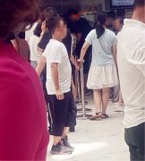 女子臀部被人揪了一下  扭头发现竟是一男孩