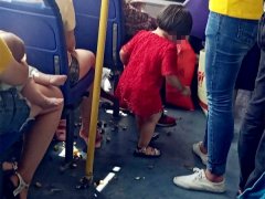 小女孩在车厢内随意走动乱扔垃圾   家长却视而不见