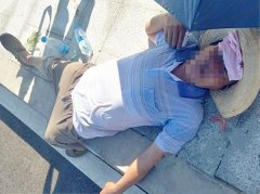 老人酷暑下晕倒  脸色发青神志不清